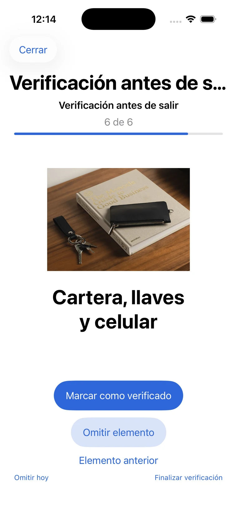Pantalla de verificación de CheckAlarm en iOS con una foto guardada de cartera, llaves y celular